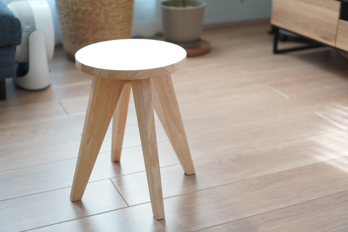 サイドテーブルとして、かなでもののスツールを買い足した