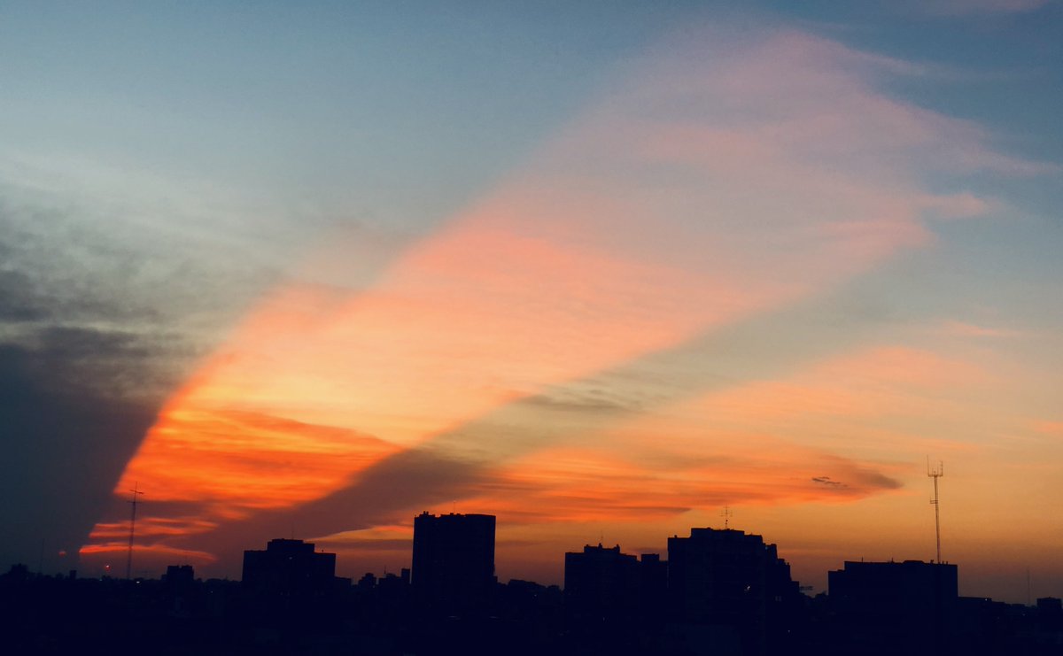 atardecer flashero❣️

un poco de belleza en un mundo que genera náuseas.