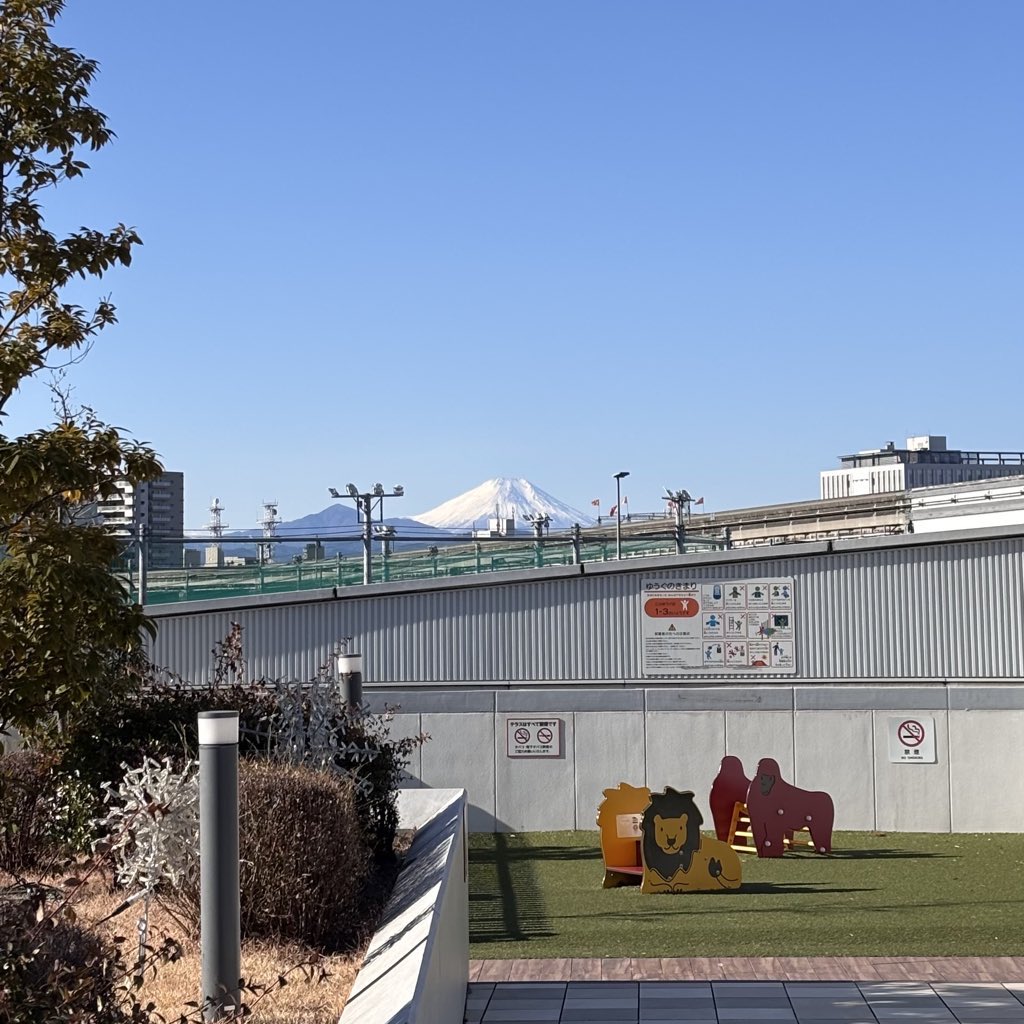 cyzencloud's tweet photo. おはようございます！
日差しは暖かい天気ですね🌞

先日買い物に行った際に富士山が見えたので思わず写真を📸
雲があるとなかなか見えないので気分があがりました♫

今週もどうぞよろしくお願いいたします！
#企業公式が朝の挨拶を言い合う
#企業公式が地元の天気を言い合う 
#企業公式相互フォロー https://t.co/3h7A6QQNkl