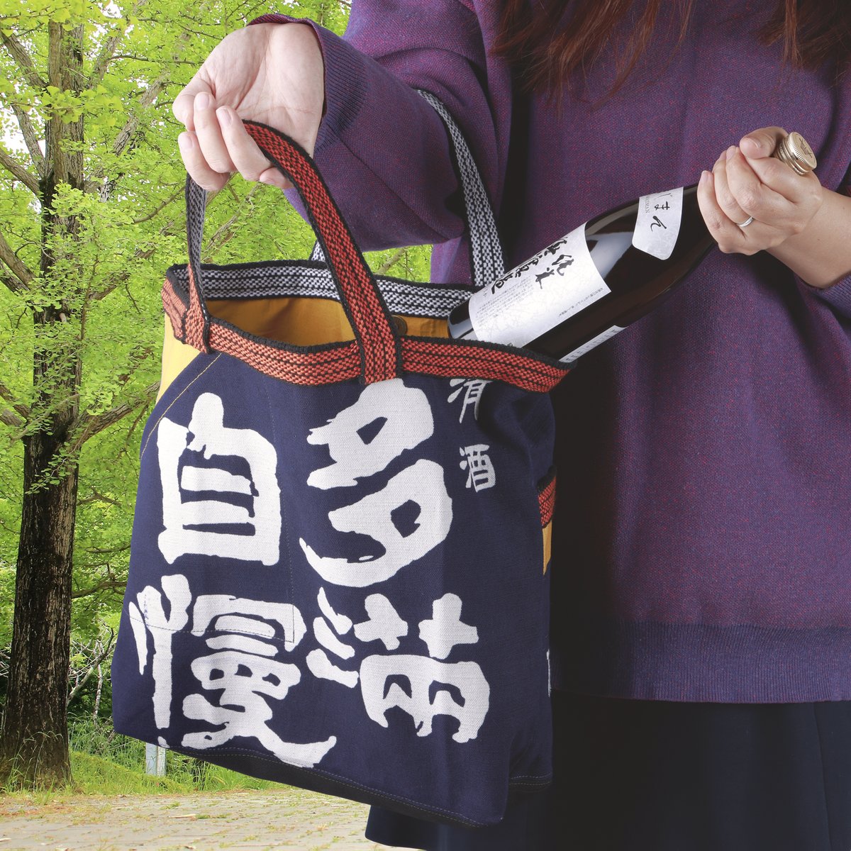 こちらは、直売店 酒世羅限定の多満自慢前掛けかばん。柄（中の柄も