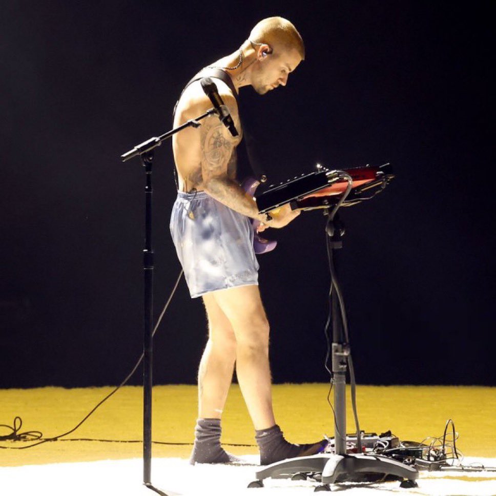 americanreqiuem's tweet image. Male pop stars vs female pop stars. #GRAMMYs