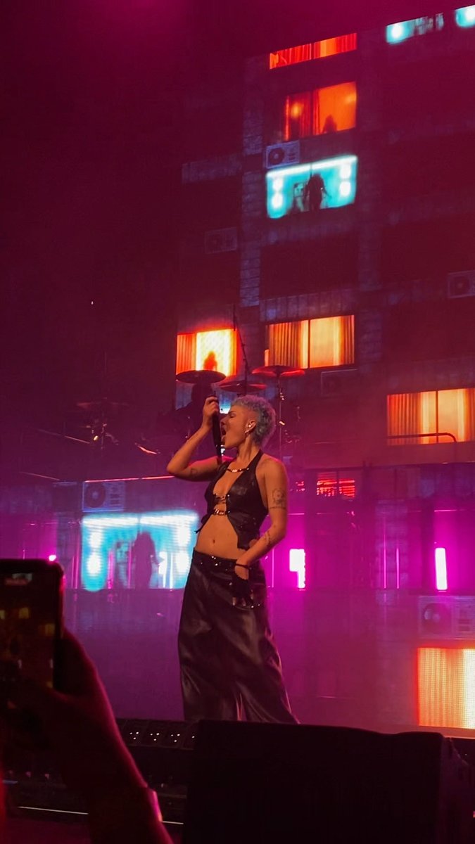 moralpanic__'s tweet image. Halsey was really FEELING hold me down