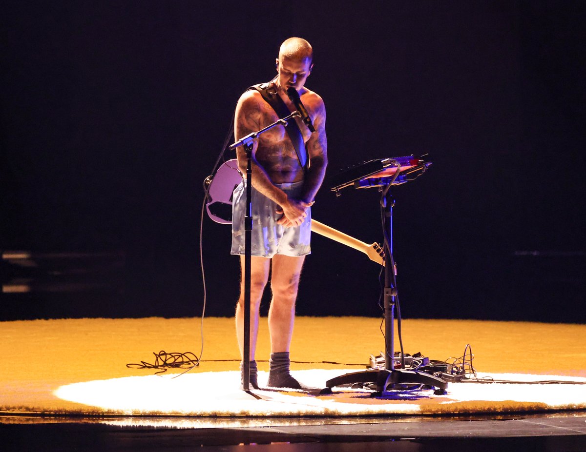 me in my bedroom when i'm supposed to meet my friends 20 min ago