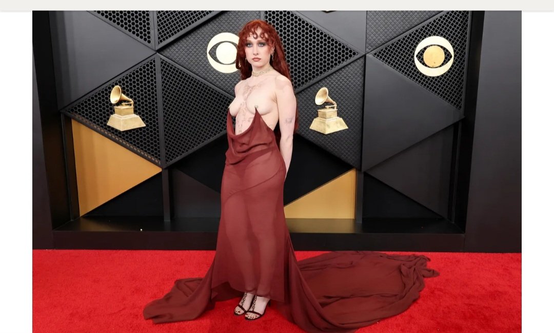 Viendo los grammy y el peor vestido de toda la noche vulgar 🤦🏻‍♀️🤷🏽‍♀️