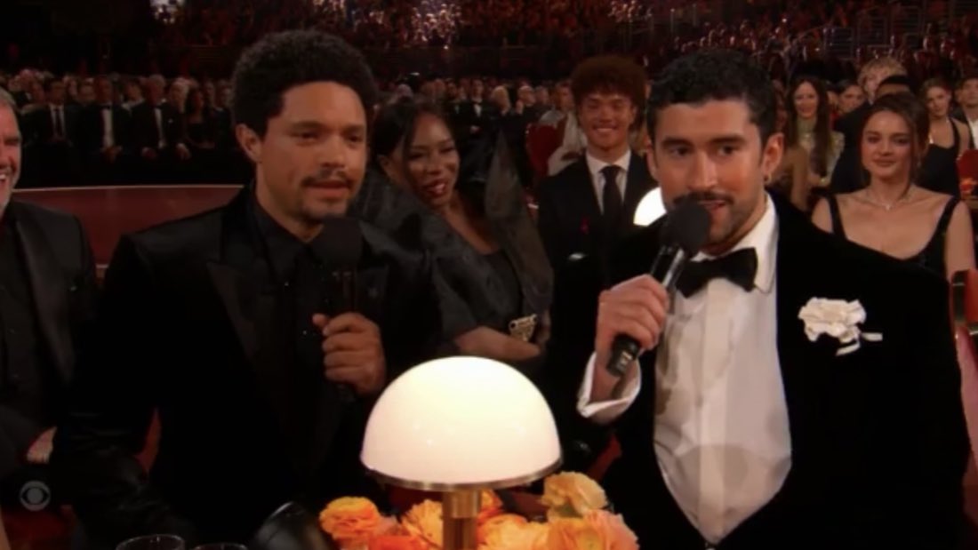 Trevor Noah detuvo los #Grammys para hablar sobre la aportación de Bad Bunny a la economía de Puerto Rico🇵🇷

“Bad Bunny hizo una residencia en Puerto Rico y se unió con hoteles y negocios para que se beneficiaran del evento. Además, se aseguró de que las taquillas fueran