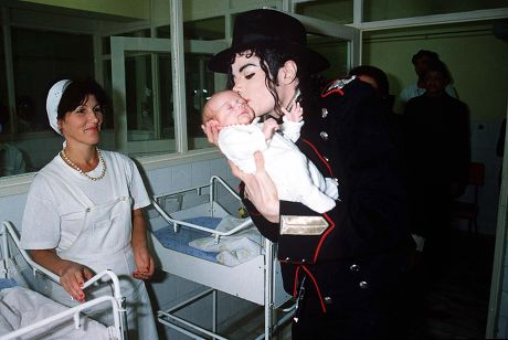 ZomacVFX's tweet photo. @Foxydead @brkheaven @dejanirasilveir @lordxenonzm Acá tenés la foto original, fue en un hospital al cual Michael Jackson donó, hay demasiada desinformación sobre Michael Jackson impuesta para hacerlo quedar mal, no caigas en eso, podes buscarlo como "MICHAEL JACKSON AT HEAL THE WORLD ORPHANAGE IN ROMANIA - 1992" https://t.co/jNfkvJWvqS