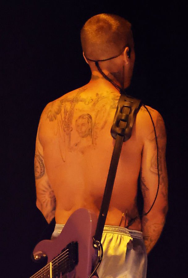 JustinsTourNews's tweet image. Justin Bieber’s new back tattoo revealed during his “YUKON” performance.