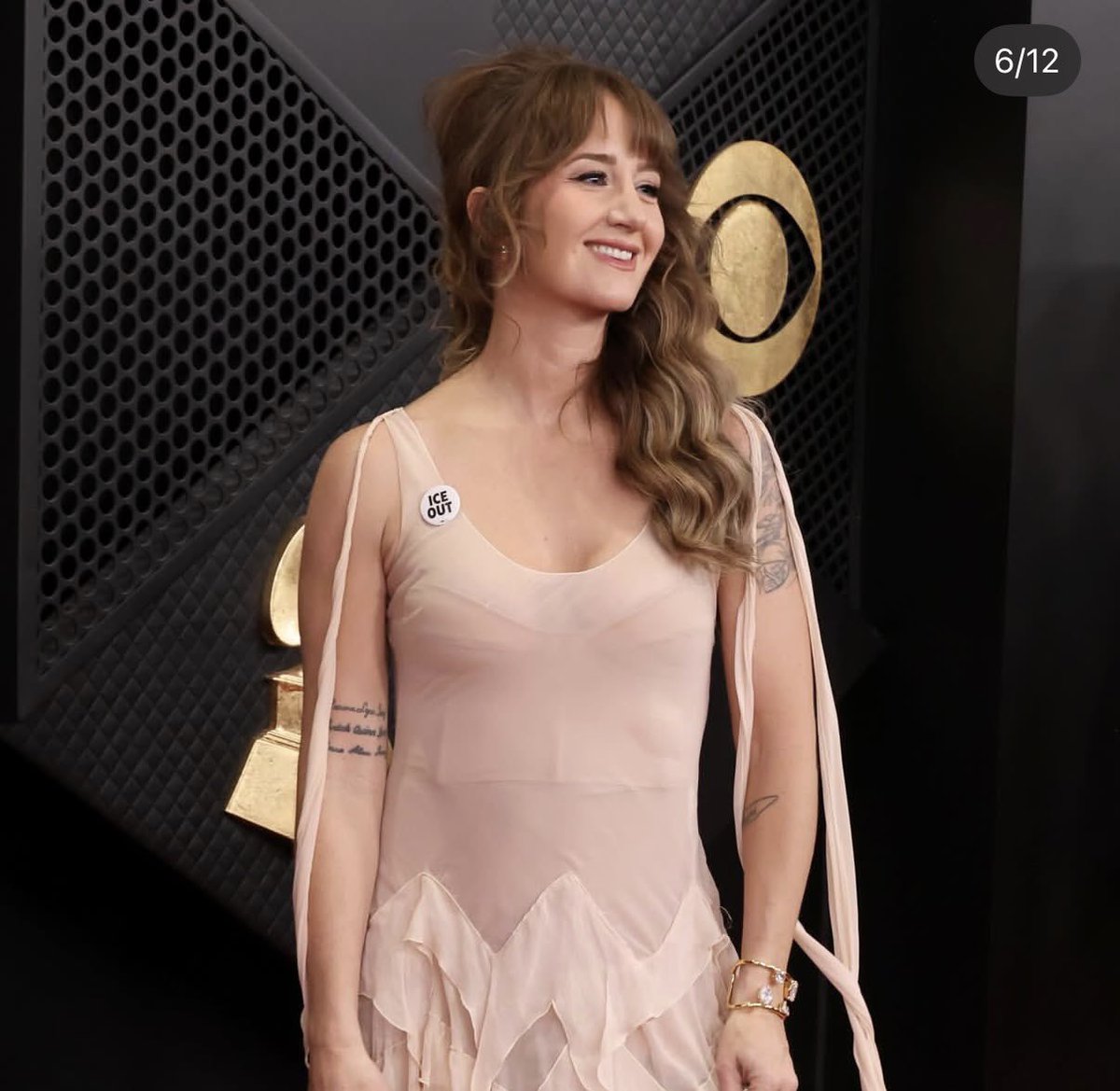 LaKusama_'s tweet image. Mira la cantidad de famosos llevando un pin con ICE OUT en los Grammy. Acá recagan a palos a los jubilados todos los miércoles y no son capaces de tirar ni un tuit. Ser potencia también es esto, eh, digo por si quieren intentarlo.