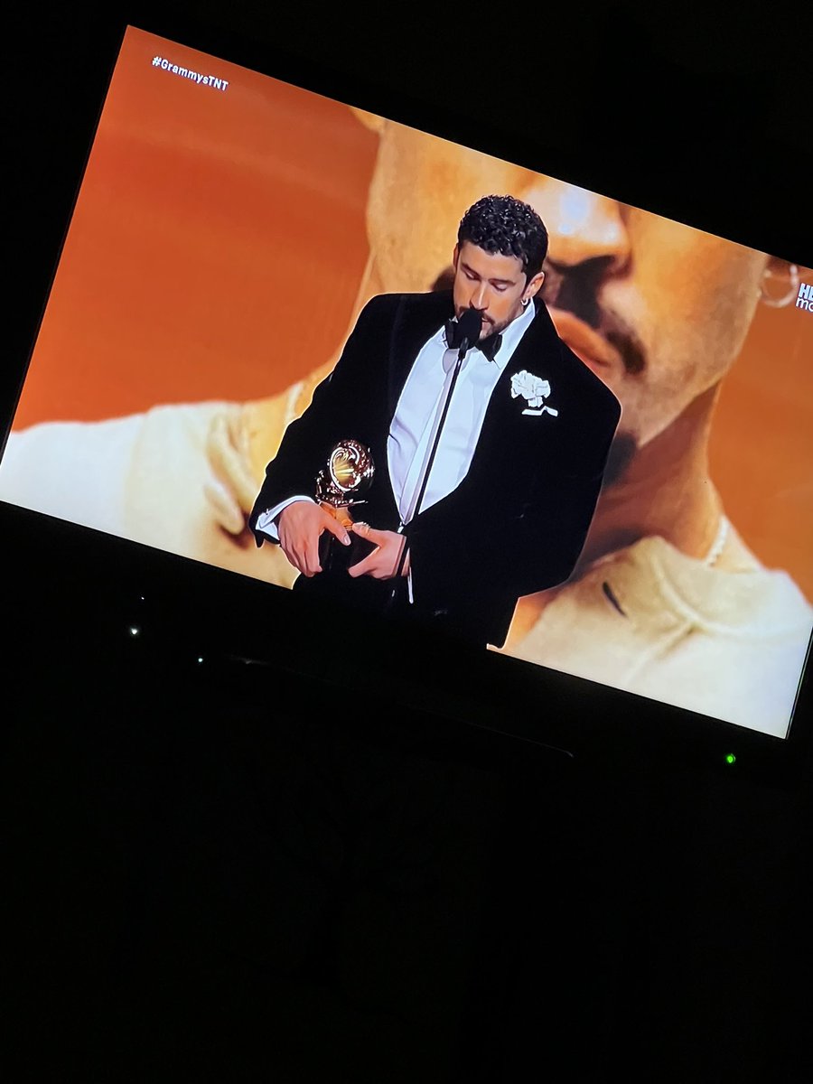 ICE OUT! 
Simplemente Benito 🫰🏻
#GRAMMYs #GRAMMYs2026