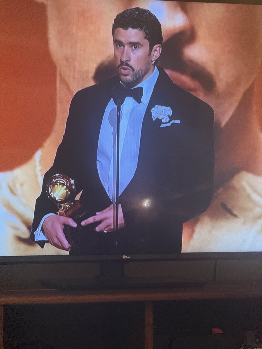 kinonikko's tweet photo. “Before I say thanks to God, I wanna say ICE OUT… we are not savages, we are not aliens… we are Americans…the only thing more powerful than hate is love.” OH BENITO. My man, my man. King, I am ready for the Super Bowl! #GRAMMYs #BadBunny https://t.co/73pD4yTjnL