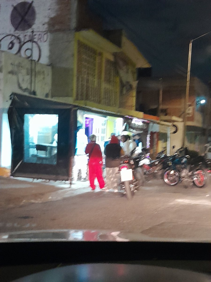Es bonito ver como la juventud menor d edad  pasa el rato con amigos echándose una michelada a media calle de la presidencia de la junta auxiliar de la libertad todo esto Gracias a <a href="/PueblaAyto/">Puebla Gobierno de la Ciudad</a> de <a href="/pepechedrauimx/">Pepe Chedraui 🇲🇽</a> que da permiso la venta de alcohol a menores 
<a href="/Hechizero_38/">★·.·´HeChIzErO`·.·★</a>