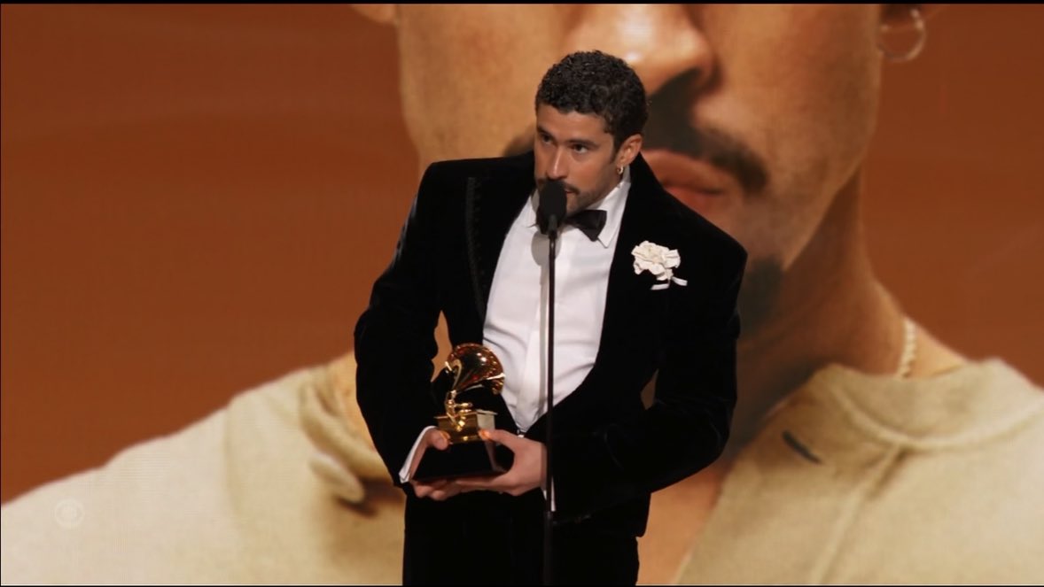 Se levanta toda la audiencia de los #Grammys con el discurso de Bad Bunny

“Quiero decir gracias a Dios, Ice Out. No somos salvajes, no somos animales, no somos aliens, somos humanos y somos americanos, también quiero decir que es fuerte no odiar en estos días y a veces nos
