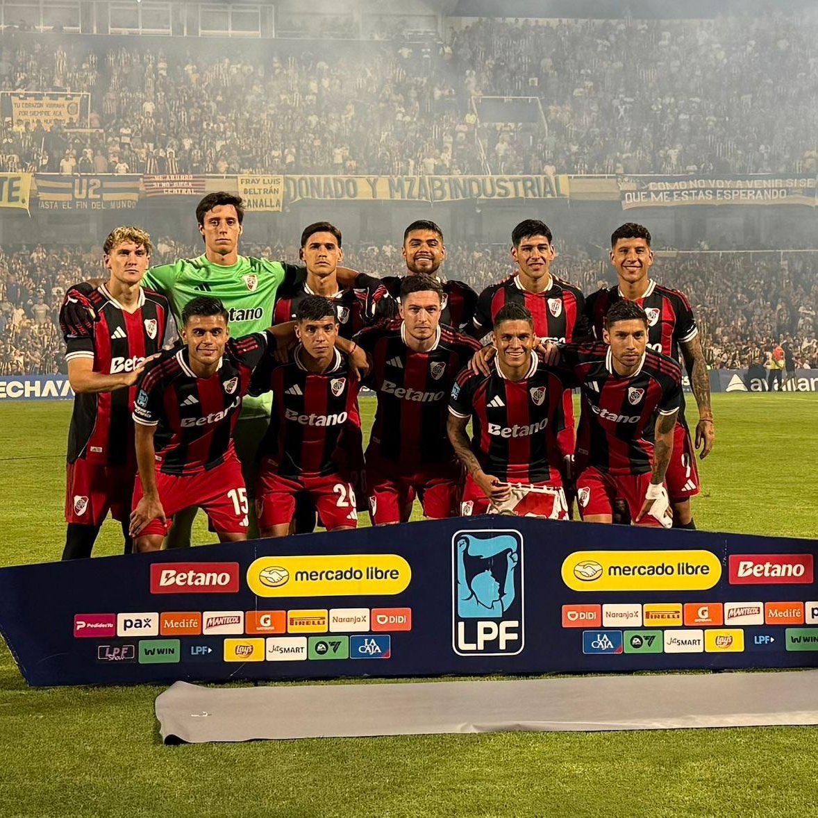 River está fuerte defensivamente, sabe administrar la pelota, tiene pocos espacios entre sus líneas y entiende cuándo acelerar y cuándo hacer la pausa. Y ahora sí, llega el pero: sus delanteros no llegan al gol. Y el fútbol se define por goles: 0-0 ante Rosario Central.