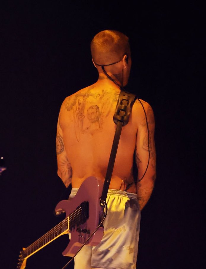 jbsuportebr's tweet image. Confiram a nova tatuagem de Justin Bieber, nas costas. 😳