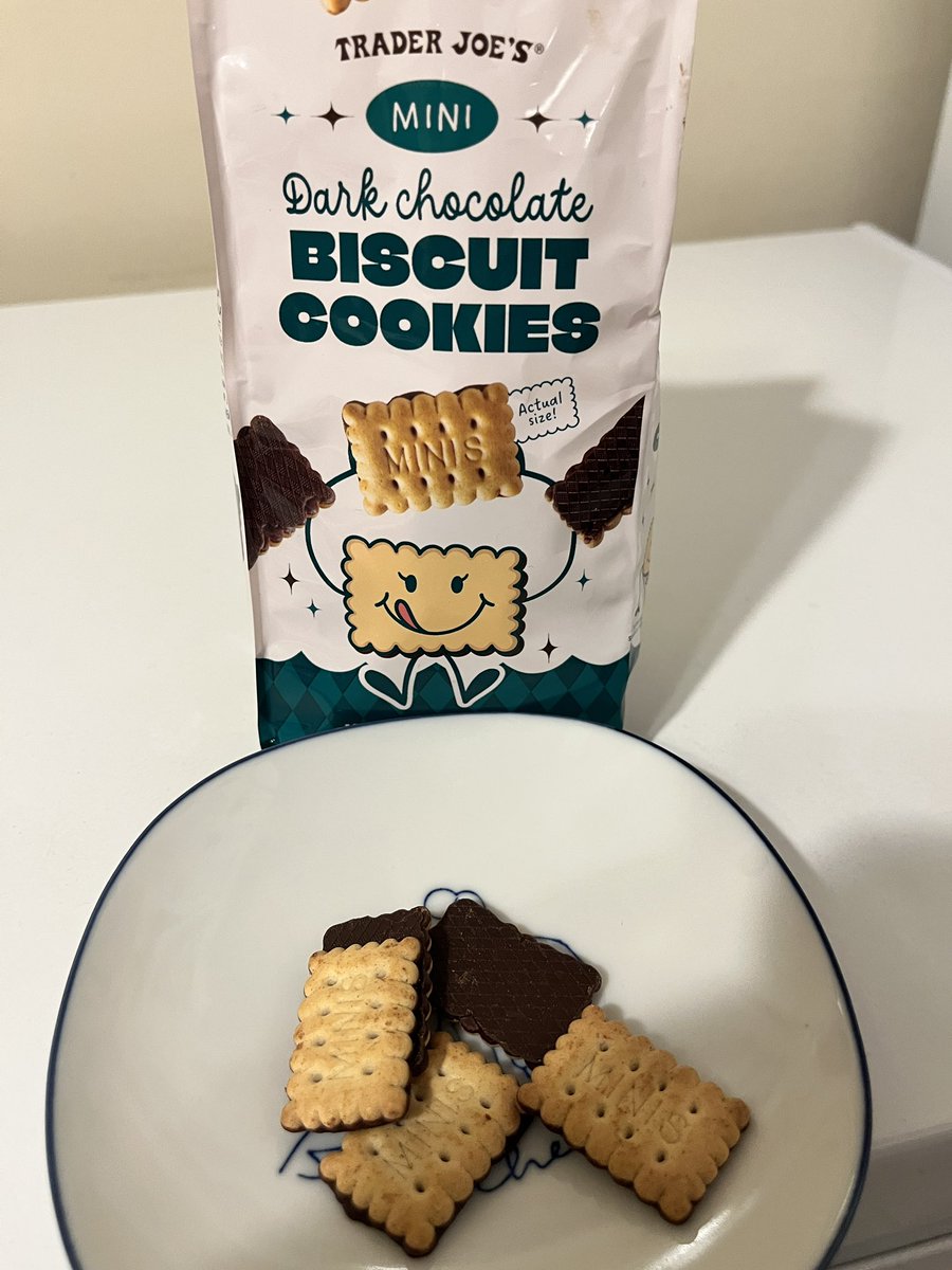 このトレジョの新製品、小さくて軽くて美味しい😋
トレジョのおやつとかクッキー系って大きいんだけどこれはミニサイズで非常に食べやすい！日本のお菓子みたいだ
