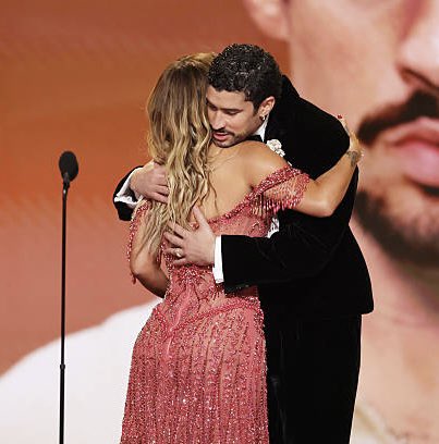 Caambio_'s tweet photo. En una semana cantaron juntos en un concierto histórico en Medellín y ahora Karol le entrega a Bad Bunny el premio a Best Música Urbana Album. Los mas grandes del genero hoy por hoy. https://t.co/XgKiUq6h9b