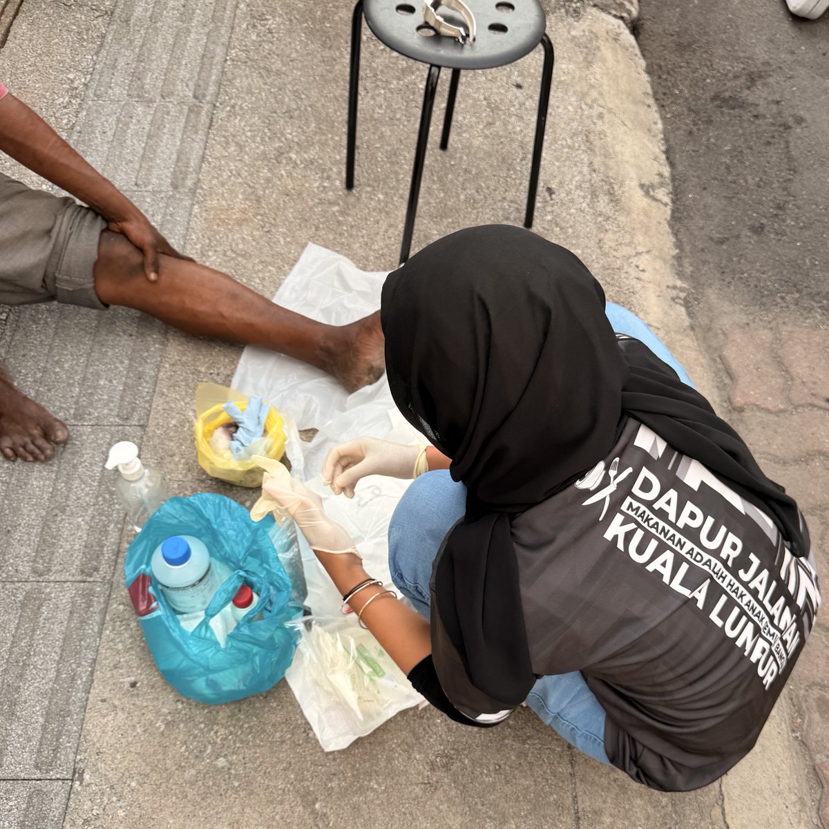 Memasuki tahun ke 14, Dapur Jalanan Kuala Lumpur bukan hanya tentang berkongsi makanan hanya pada hari Ahad, tetapi usaha berterusan menjaga, membantu dan memperjuangkan kebajikan komuniti rentan miskin bandar

Hubungan, keperihatinan dan sokongan berterusan adalah hal utama
