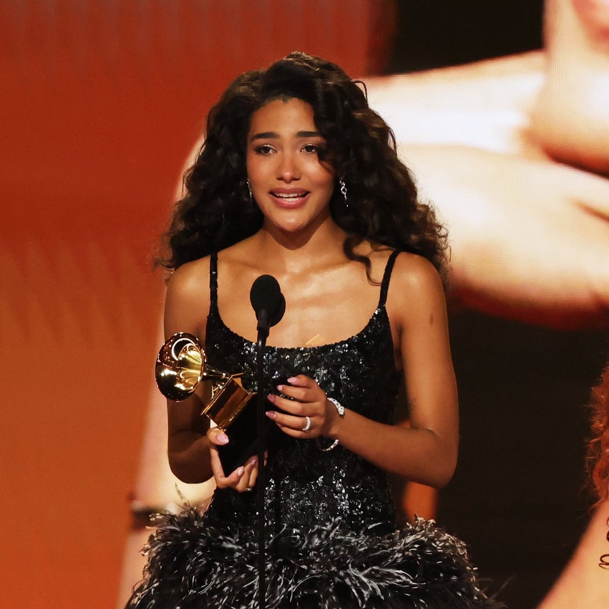 Olivia Dean คว้า Best New Artist​ ไม่มีพลิกโผ "วันนี้ ฉันยืนอยู่ตรงนี้ในฐานะหลานของผู้อพยพ หากไม่มีพวกเขา ฉันก็คงไม่มีโอกาสได้มายืนอยู่ตรงนี้ ตัวตนของฉัน คือผลลัพธ์ของความกล้าหาญ และฉันเชื่ออย่างสุดหัวใจว่า ความกล้าหาญแบบนั้น…สมควรได้รับการยกย่องและเฉลิมฉลองค่ะ” #GRAMMYs