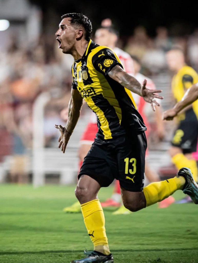 No pregunten de que juega, juega de Eduardo Darias, es unico en su especie.