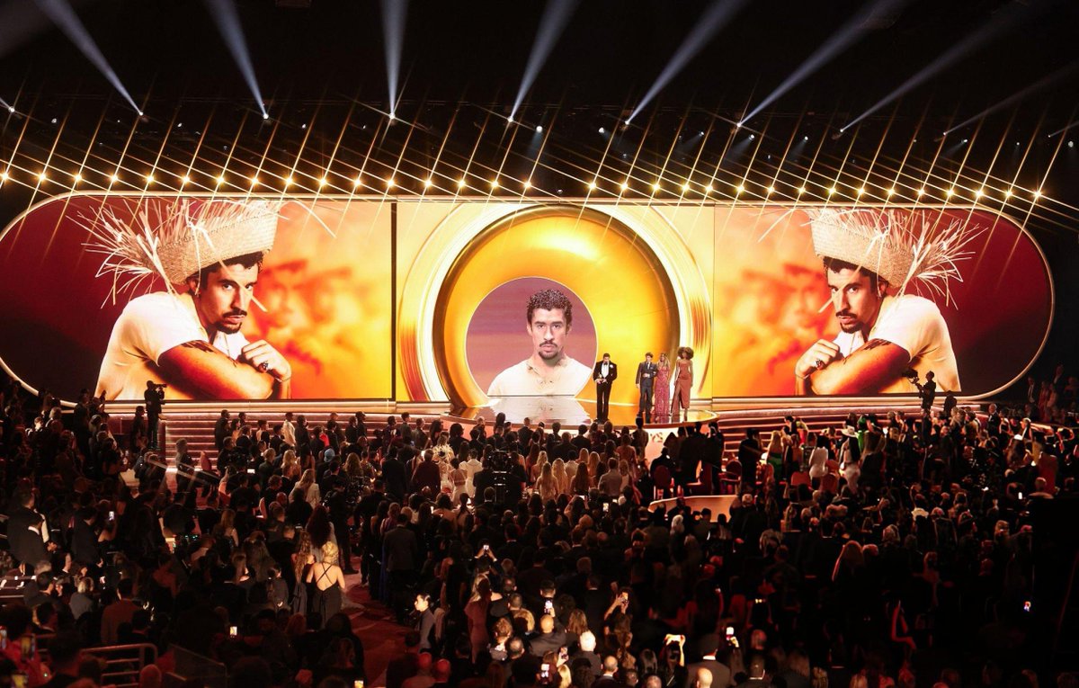 Todos en la gala se pusieron de pie mientras Bad Bunny recibía el GRAMMY a 'Best Música Urbana Album' y daba su discurso.

El verdadero aura farming.