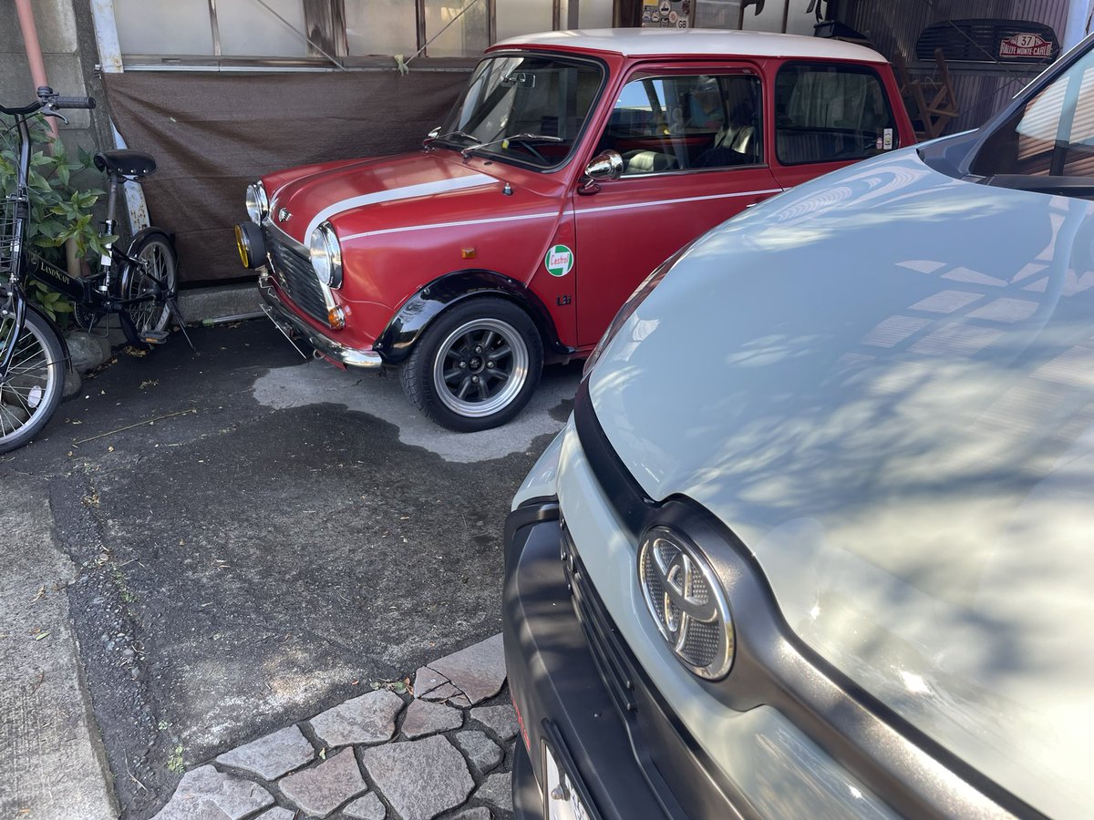 ひっさしぶりにシエンタさんを泡洗車。
ミニちゃんは軽く拭き洗車。
日向はポカポカしてて気持ちいいや。