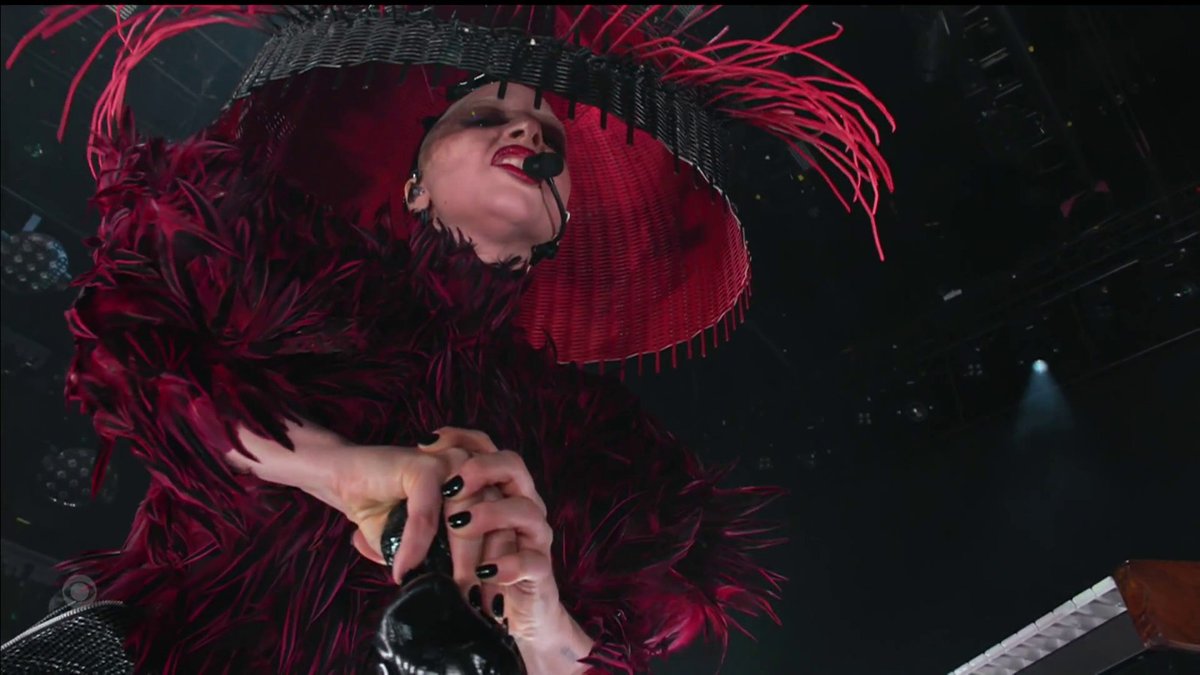 RDTLadyGaga's tweet photo. Lady Gaga entregando tudo com "Abracadabra" #GRAMMYs https://t.co/v5BxAVB0nj