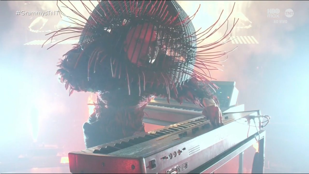 bchartsnet's tweet image. Só não gostou da performance de Abracadabra quem tem paladar infantil. Super Rock N' Roll e diferente do esperado. Isso é Lady Gaga! #GRAMMYs