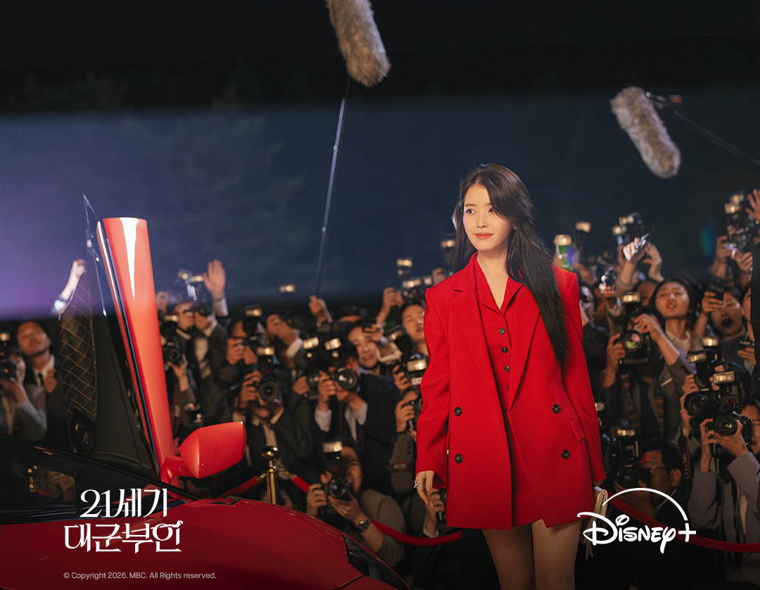 귀하게 자란 여러분, 귀한 것만 보시지요💗

언제 어디서나 스포트라이트가 따라다니는
캐슬뷰티 대표 '성희주' 캐릭터 스틸 공개📸

<21세기 대군부인> 2026년 4월 디즈니+에서! 

#21세기대군부인 #PerfectCrown
#아이유 #변우석 #노상현 #공승연
#디즈니플러스 #DisneyPlusKR