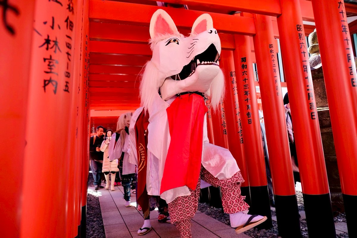 昨日はお稲荷様の御縁日、初午でした！
ご縁年である午年の初午ですから、稲荷大神のご神威は天に満ち渡る勢い。見事な日本晴れの下、吉福社中は穴守稲荷の初午祭にて、神楽「稲荷宗近」を奉納いたしました。