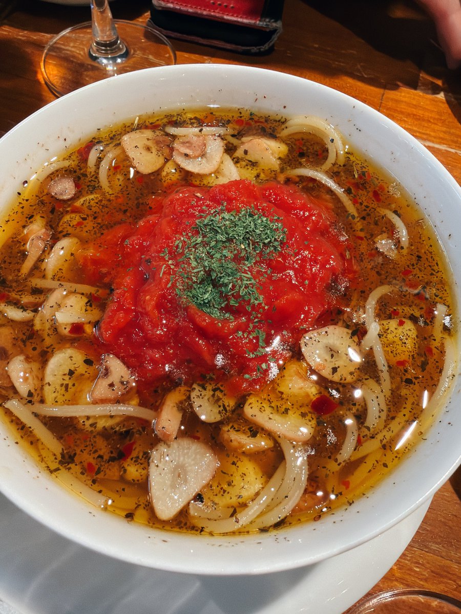 昨夜は久々の間借りSWANへ
仕込みの丁寧さが伝わる絶品イタリア風おでんに舌鼓を打っていると、あっという間に店内は満員に。
素敵ご夫婦の卓にお呼ばれして最高に楽しい時間を過ごせました😍
お料理もワインも本当に美味しくて、何より店主の器の大きさが光る、愛されるべきお店。
#間借りSWAN
#立石