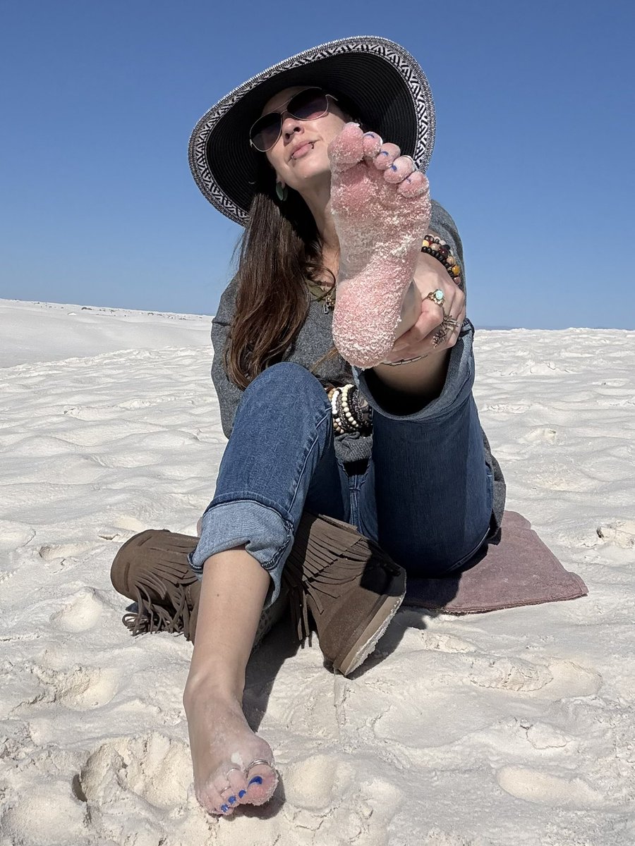 Oh how I’ve missed the sand between my toes! 

#footfetish #soles #feet