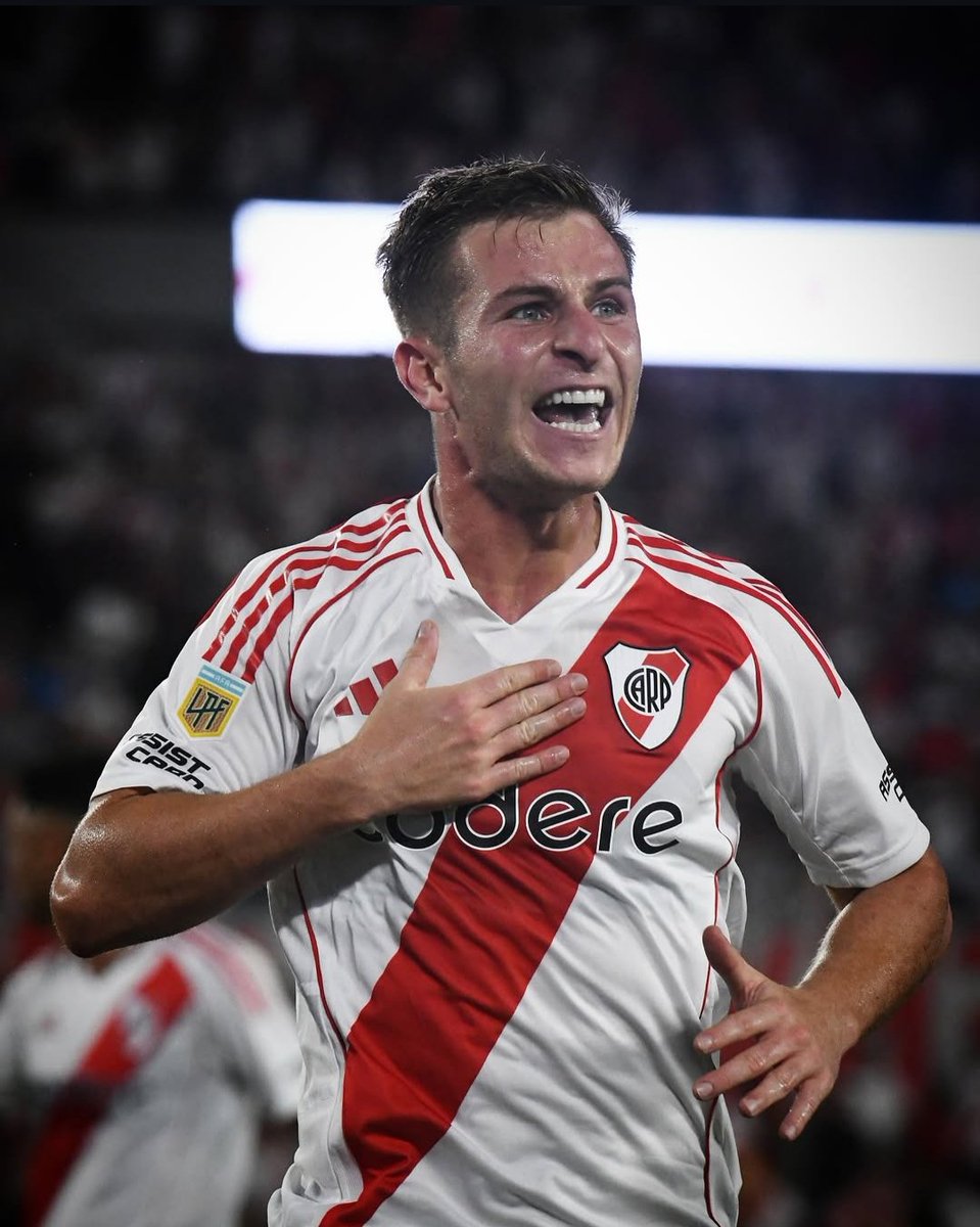 lauti_rioss's tweet image. Dios santo lo que es este caballito.

Que alguien explique porque se puso 4 palos por este tipo cuando se iba a volver a San Pablo como si nada. No te da nada, no te aporta nada, y cada vez que entra juega peor.