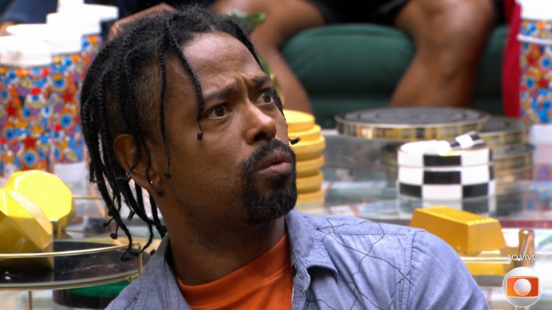 luscas's tweet image. o boneco sem acreditar que foi o mais votado