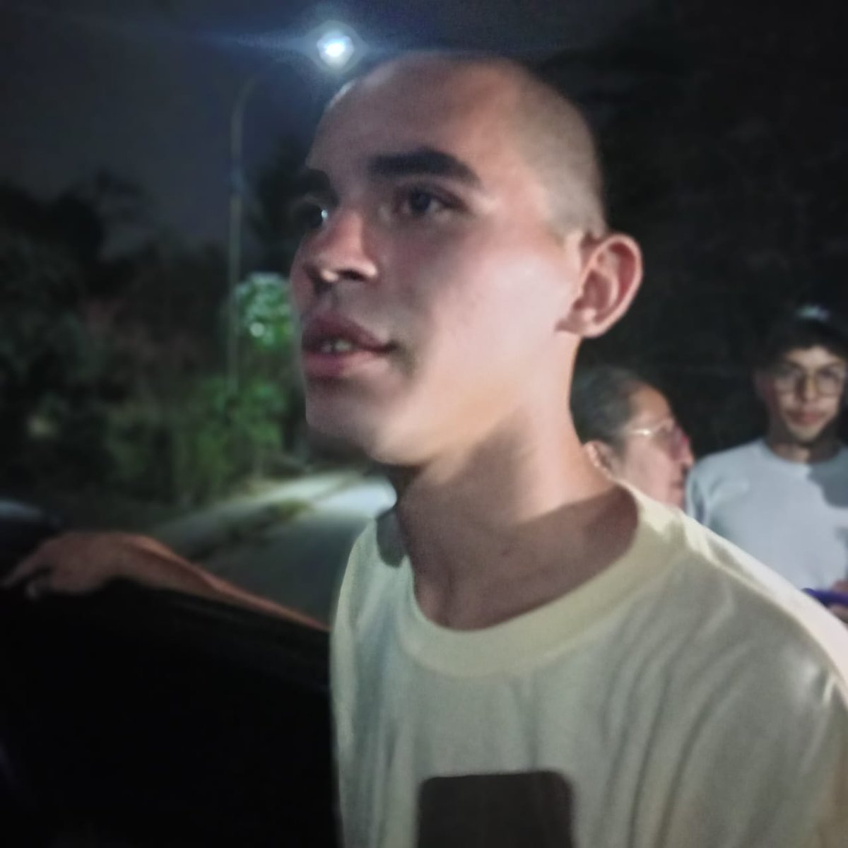 NicmerEvans's tweet image. Yare II José Castellanos, liberado a las 10:00pm. Y también su mamá fue liberada. Lo fue a buscar... Un momento estremecedor para quienes estaban presentes.