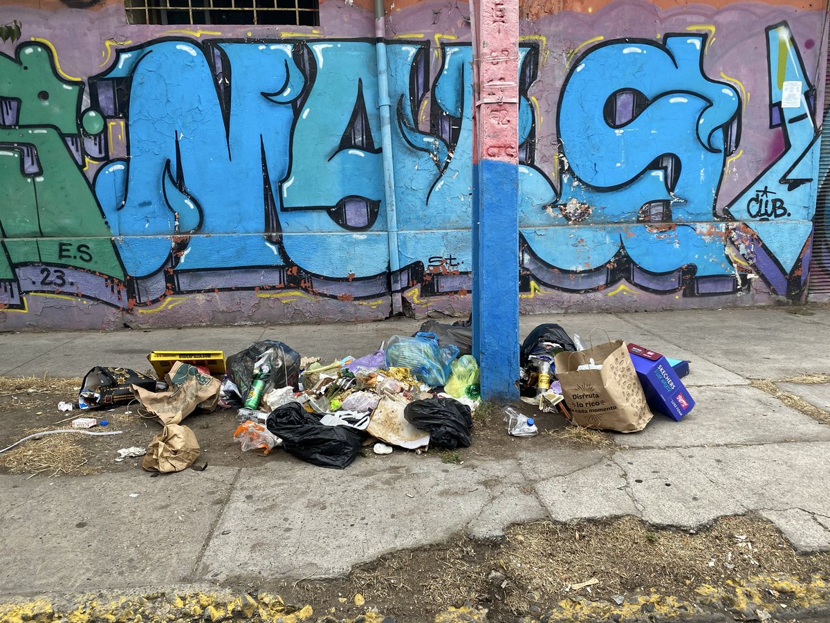 Podría dar una vuelta por la comuna <a href="/mariodesbordes/">Mario Desbordes</a> y terminar con los basureros del Santiago centro <a href="/Muni_Stgo/">Santiago</a> es una vergüenza lo q se ve
