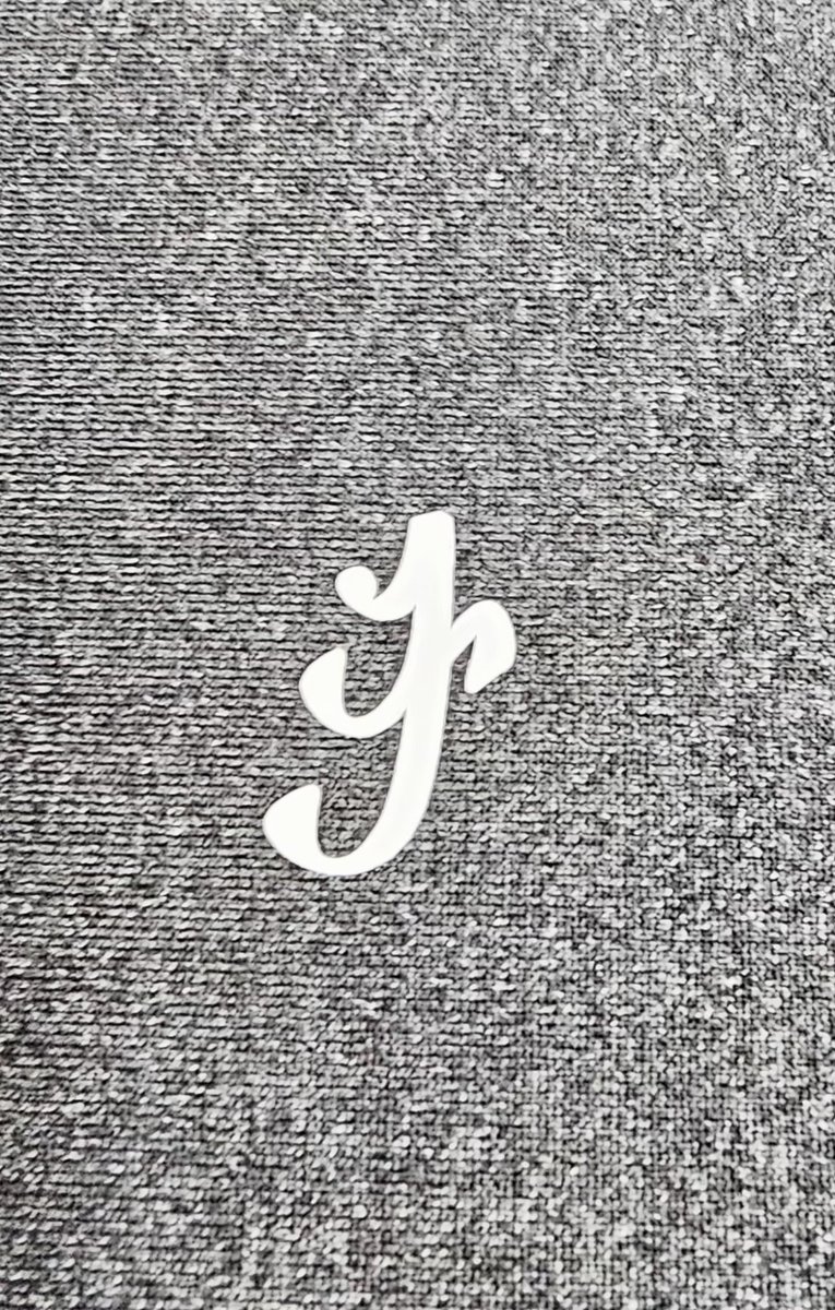 종이자르는 기계를 사서 첫 테스트로 로고 그려서 잘라봤어요. 😁
이제 아무 스티커나 오려서 로고 스티커 만들수 있어요. (이미지는 쪼꼼 수정하면 더 이쁘겠네여)