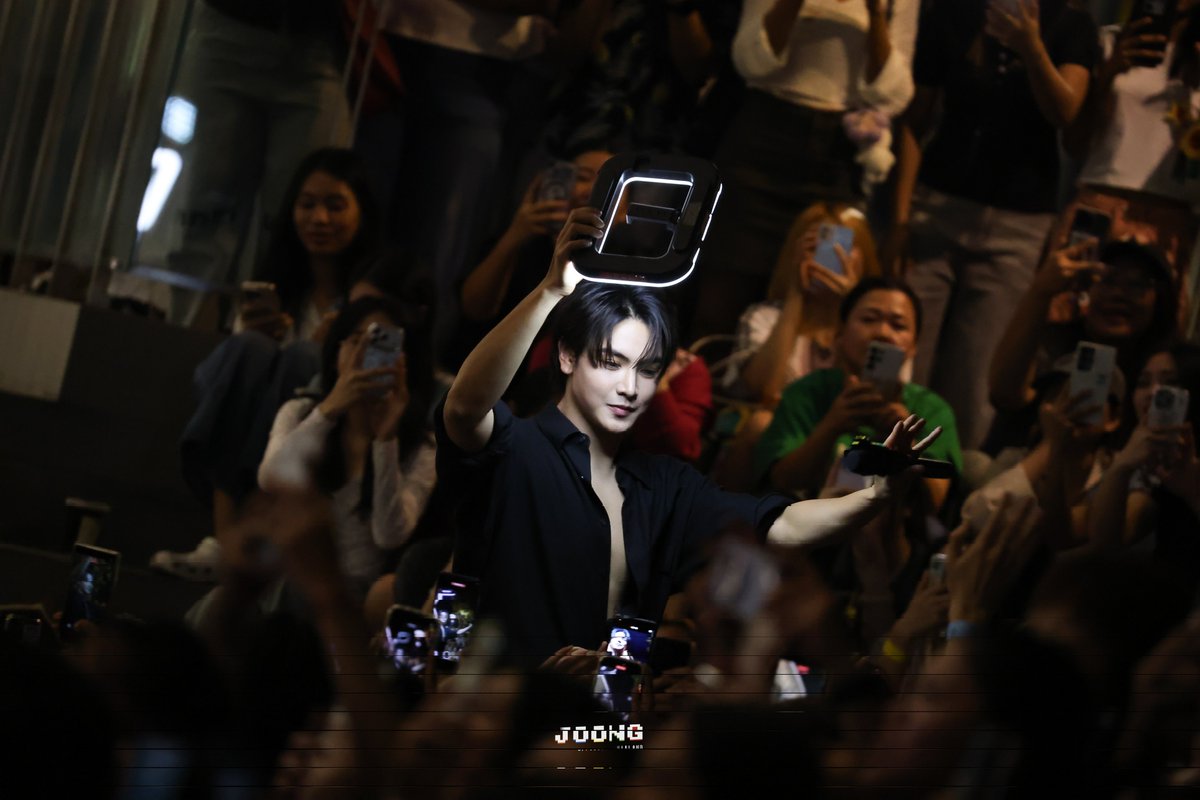 JoongOfficialTH's tweet photo. ท่ามกลางผู้คนมากมาย เธอก็ยังคงเฉิดฉายที่สุดเสมอ

JOONGDUNK JAIDEE FAM DAY 
@ChenRcj #จุงอาเชน #JoongArchen 
#สนามอ่านเล่น2026xJoongDunk https://t.co/aHG309hpiq