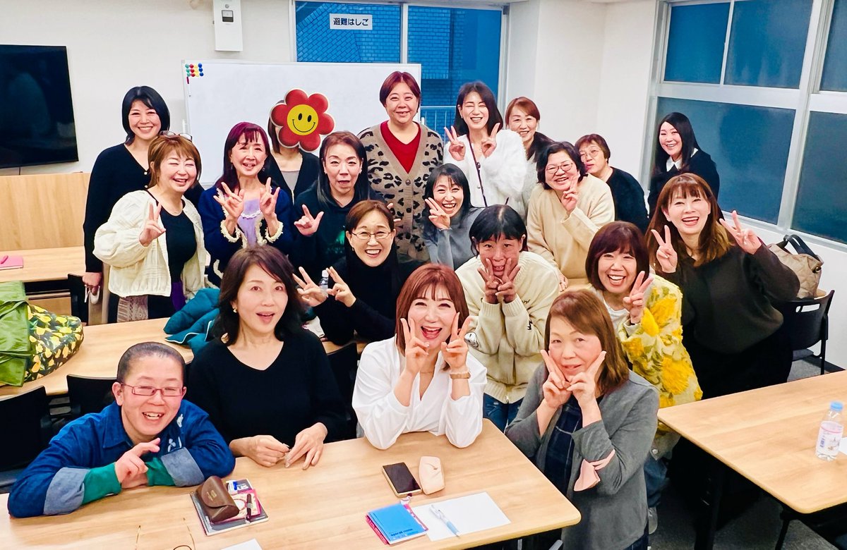 Yumi_nuna's tweet photo. 昨日はYumi's spiritual energy ワークショップで2月をスタートしました🥰今年のあなたの数秘サイクルのお話と"自分♡LOVE"ワークでみんながめちゃ可愛い笑顔になってた✨女性たちの幸せが子供や男性や周囲を幸せにしそれが世界平和🌏に続く道だと本気で思っています🤭みんなまた会おうねー！今日は獅子座満月🌕