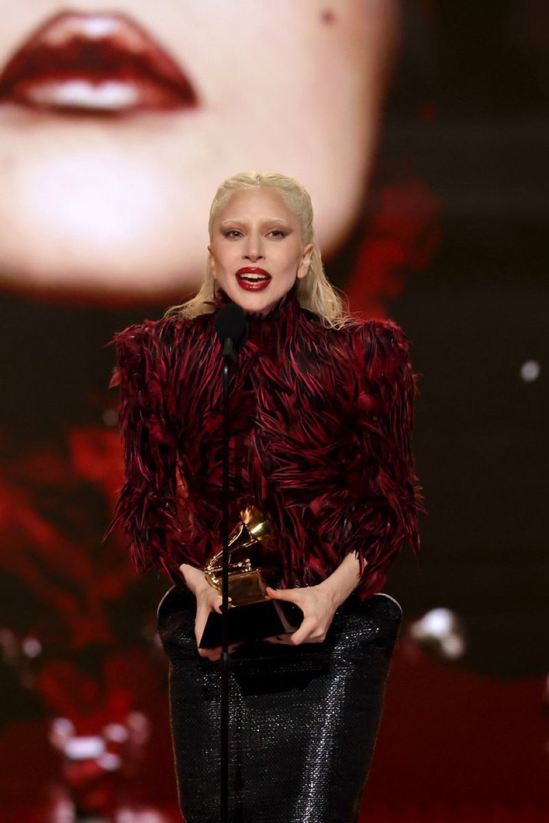 saintdemie's tweet image. THIS IS TOO MUCH FASHION! lady gaga in alexander mcqueen fw09 at the #GRAMMYs