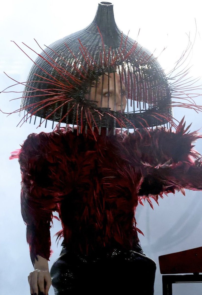 saintdemie's tweet image. THIS IS TOO MUCH FASHION! lady gaga in alexander mcqueen fw09 at the #GRAMMYs