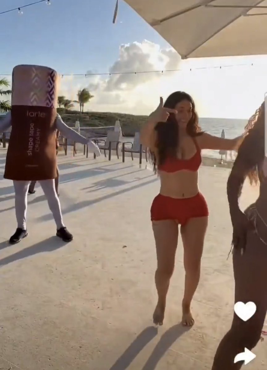 Justmyotherpage's tweet photo. Saying “botched” while Leah built like this.. https://t.co/tyjaQtfnbu
