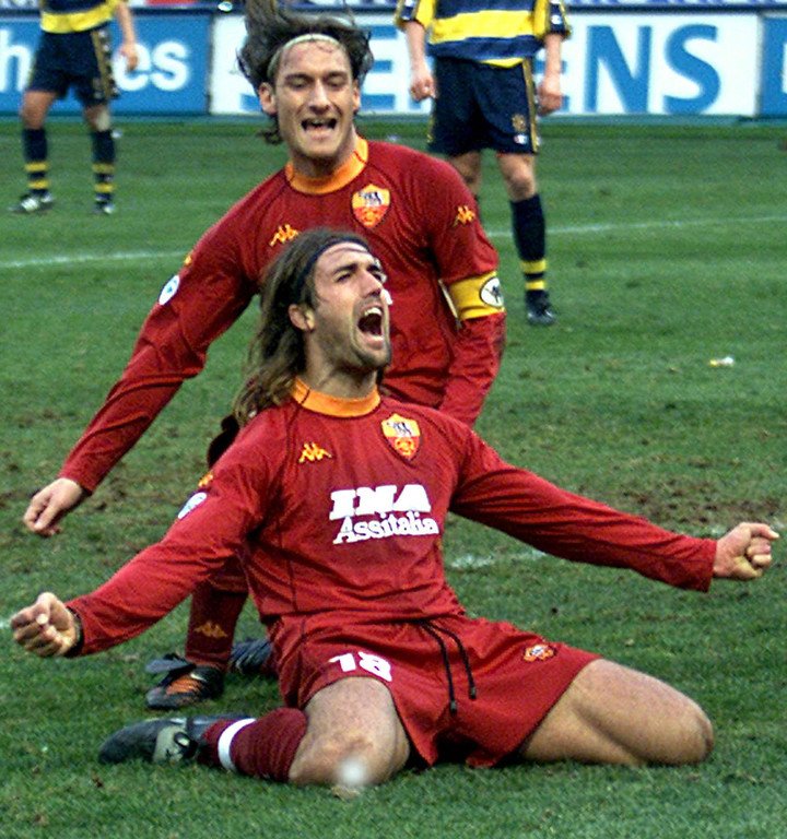 La Roma del Bati 🔴🟠 fue uno de mis primeros equipos favoritos. Me levantaba los sabados o los domingos bien temprano para ver los partidos de un equipazo histórico. Siempre asocio a sus protagonistas con algo muy feliz de mi infancia. Feliz cumpleaños, Batigol 🔥⚽️