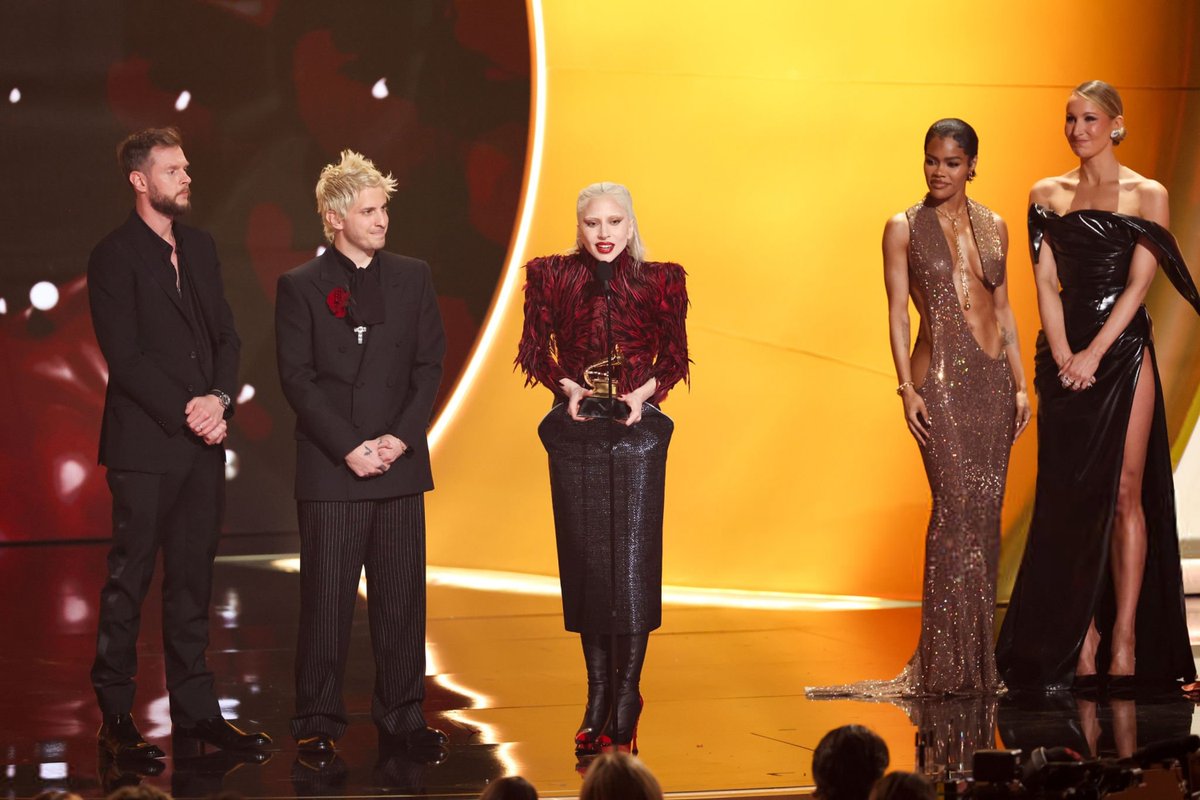 Adele Online tweet media