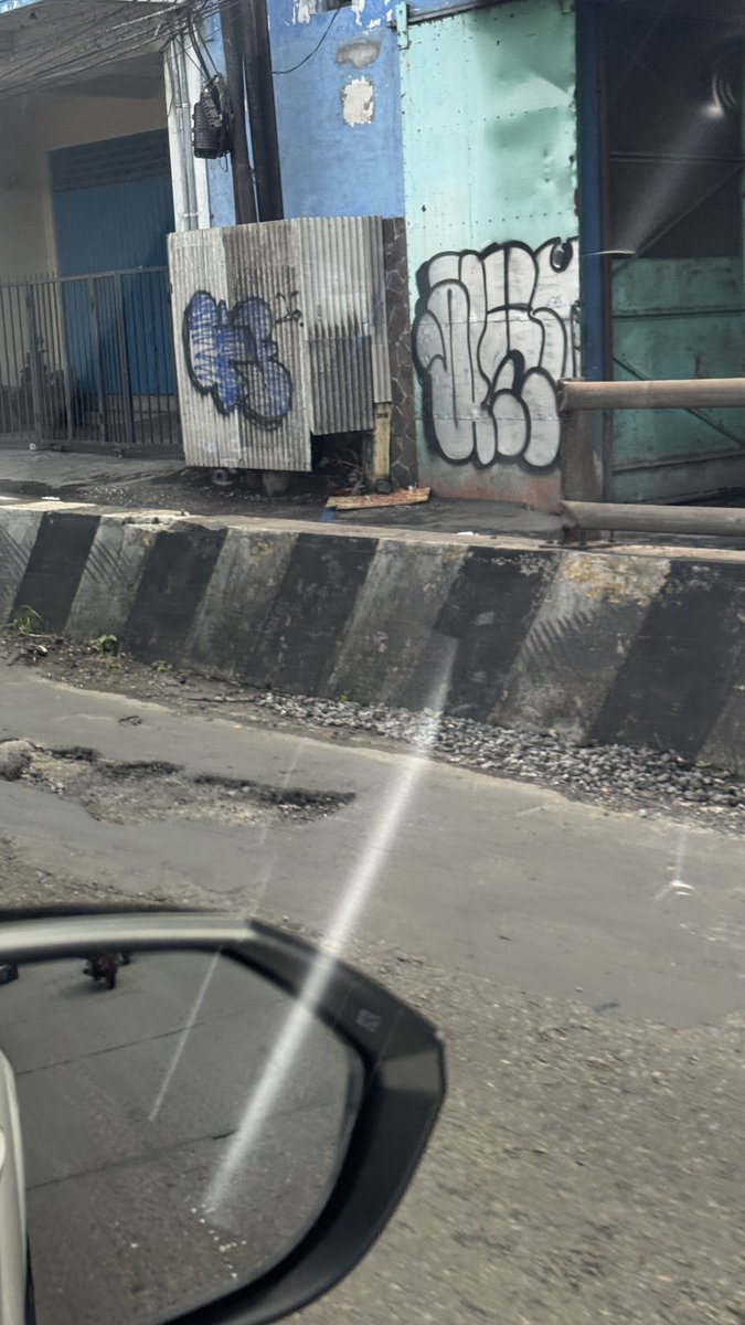 electripion's tweet photo. Min ijin sambat.
Di flyover Kotalama ini ada jalan bolong lumayan ngawur. Potensi bisa bikin laka ini. Lapornya kemana ya? 
Cc @infomalang @yusufgunawan https://t.co/roAPovHUWx