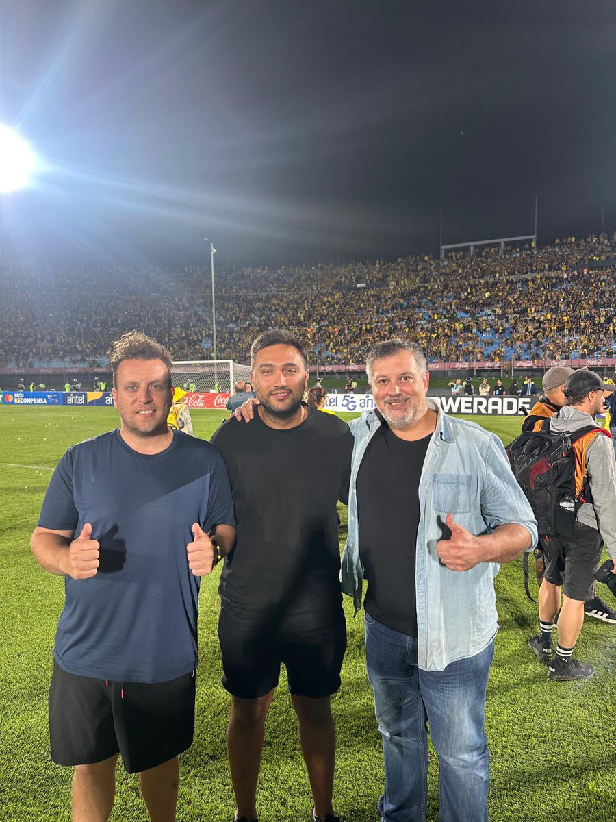 santisan12's tweet photo. 200 veces más grandes. Y se repite la misma frase otra vez , en el país de PEÑAROL, PEÑAROL es campeón !!! https://t.co/wOdx7g6MFK