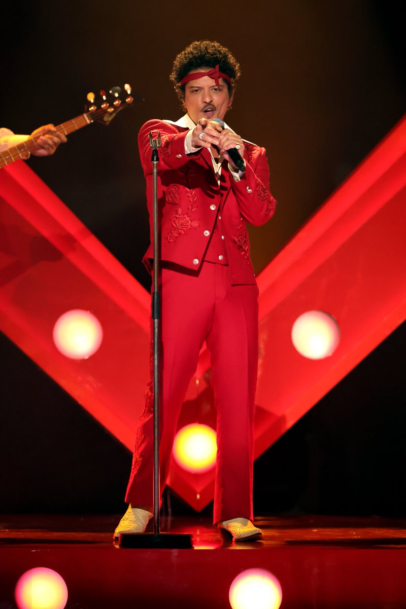 iHeartRadioCA's tweet photo. nobody smoother than bruno mars #GRAMMYs https://t.co/eBNiDXbnc0