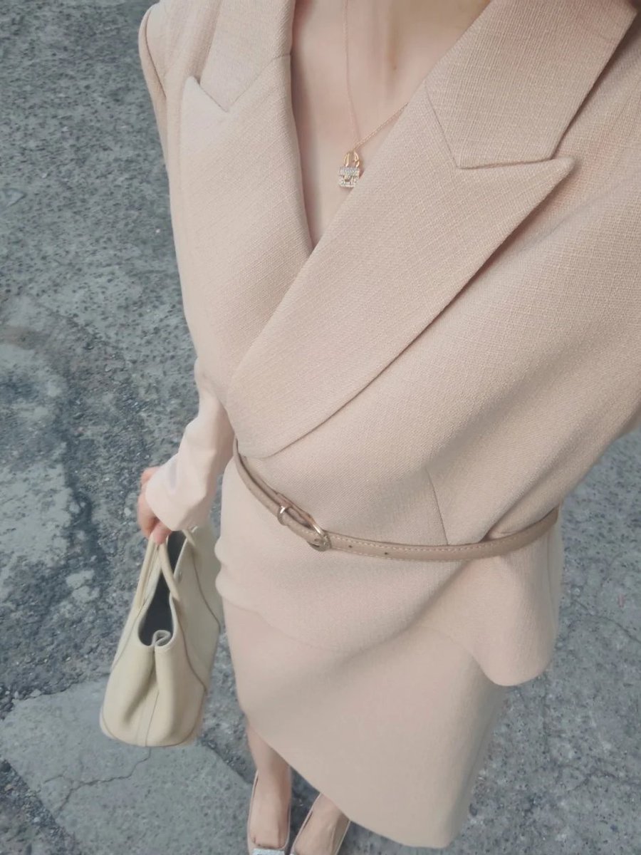 The image of success and success is that of the long-term empress in the workplace, control, wisdom, elegance, industry, and the strength of the station.