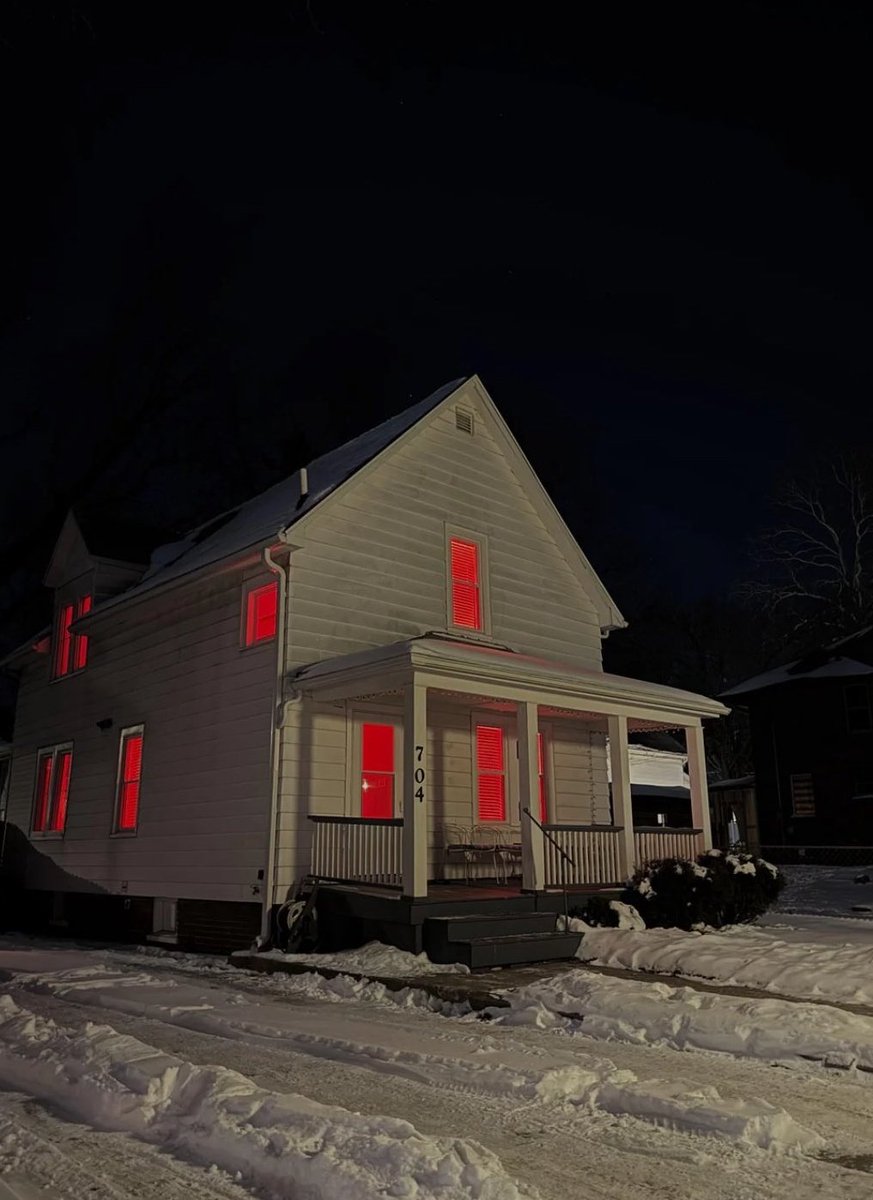 FR0TTAGEC0RE's tweet image. this house I saw on my walk home today is so spooky looking! I wonder what's going on in there