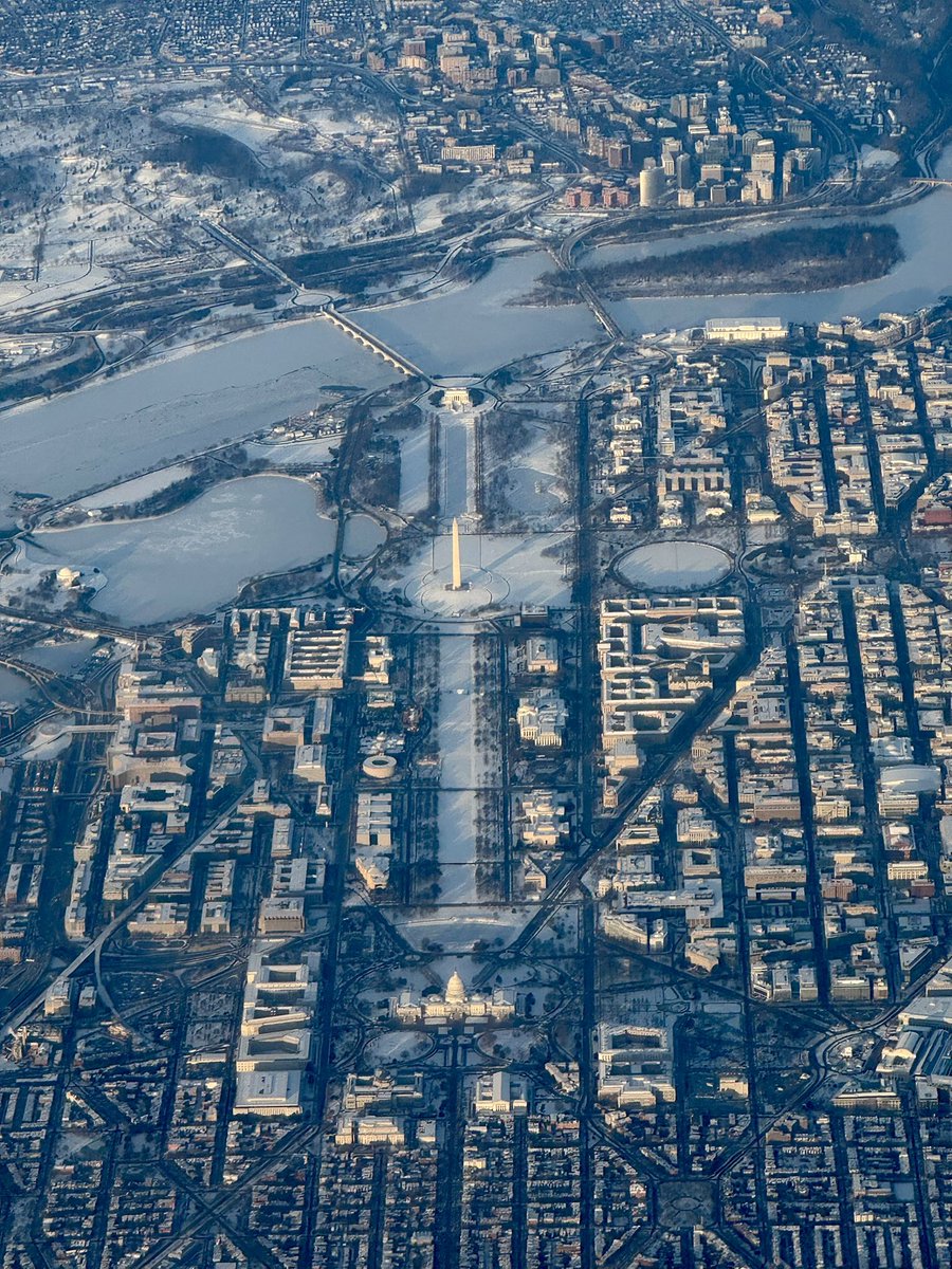 barnzey13's tweet image. I took this on Friday. D.C. is gorgeous in the snow.