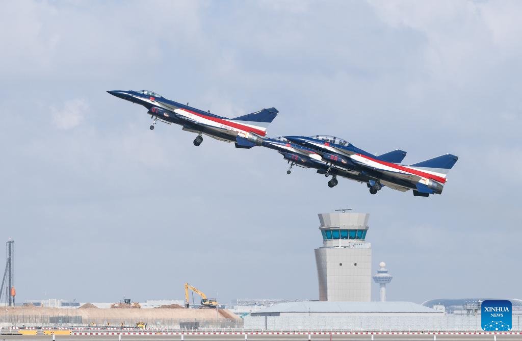 PuebloEnLnea's tweet image. #Aviones del Equipo Acrobático Bayi de la Fuerza Aérea del Ejército Popular de Liberación (#EPL) de China realizan un vuelo de validación durante la vista previa para medios del 10 Salón Aeronáutico de Singapur, en #Singapur, el 1 de febrero de 2026.